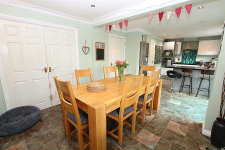 4 bedroom Detached house for sale in Sentry Close, Wootton