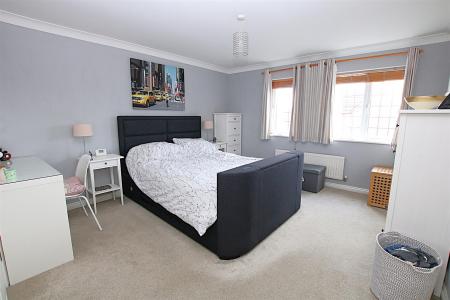 4 bedroom Detached house for sale in Sentry Close, Wootton