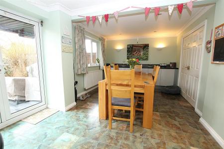 4 bedroom Detached house for sale in Sentry Close, Wootton