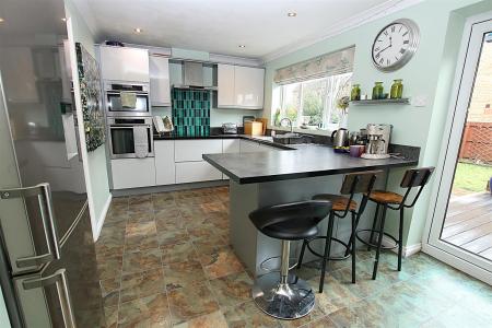 4 bedroom Detached house for sale in Sentry Close, Wootton