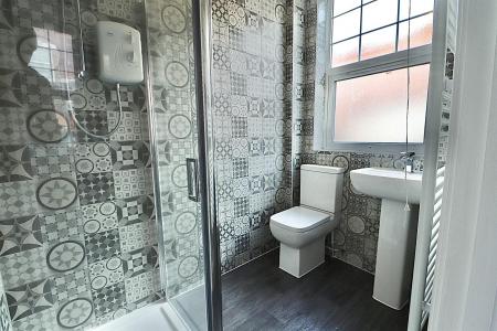 4 bedroom End of terrace house for sale in 4x TENANTED FLATS PLUS FREEHOLD