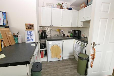 4 bedroom End of terrace house for sale in 4x TENANTED FLATS PLUS FREEHOLD
