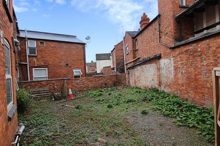 4 bedroom End of terrace house for sale in 4x TENANTED FLATS PLUS FREEHOLD