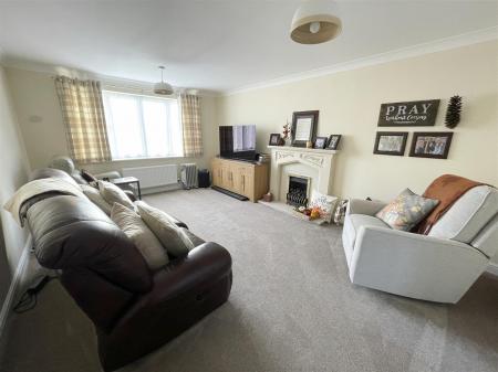 5 bedroom Detached house for sale in Siskin Close, Rugby