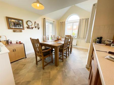 5 bedroom Detached house for sale in Siskin Close, Rugby
