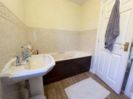 5 bedroom Detached house for sale in Siskin Close, Rugby