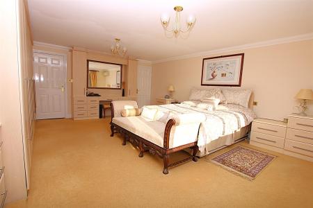 6 bedroom Detached house for sale in Reedhill, West Hunsbury