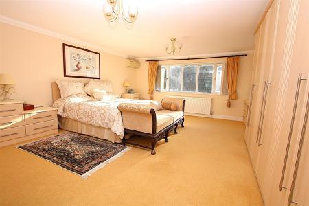 6 bedroom Detached house for sale in Reedhill, West Hunsbury