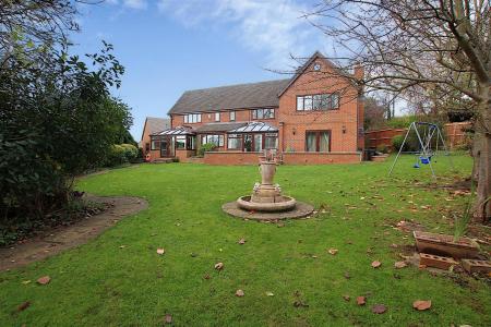 6 bedroom Detached house for sale in Reedhill, West Hunsbury