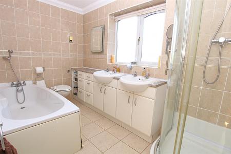 6 bedroom Detached house for sale in Reedhill, West Hunsbury