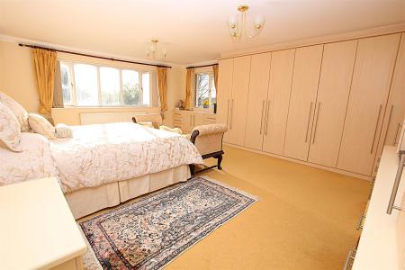 6 bedroom Detached house for sale in Reedhill, West Hunsbury