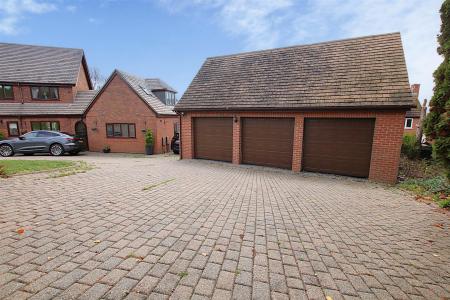 6 bedroom Detached house for sale in Reedhill, West Hunsbury