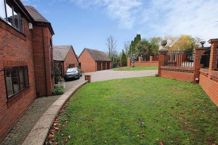 6 bedroom Detached house for sale in Reedhill, West Hunsbury