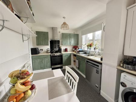 4 bedroom Detached house for sale in Wych-Elm Close, Rugby