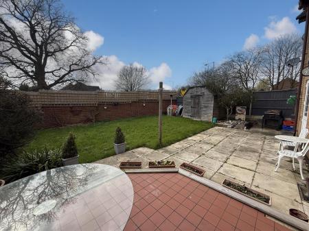 4 bedroom Detached house for sale in Wych-Elm Close, Rugby