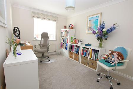 4 bedroom Detached house for sale in Pioneer Close, Wootton