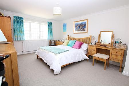 4 bedroom Detached house for sale in Pioneer Close, Wootton