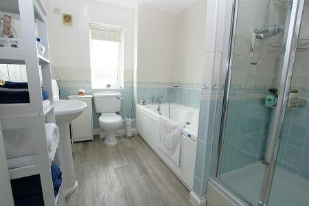 4 bedroom Detached house for sale in Pioneer Close, Wootton