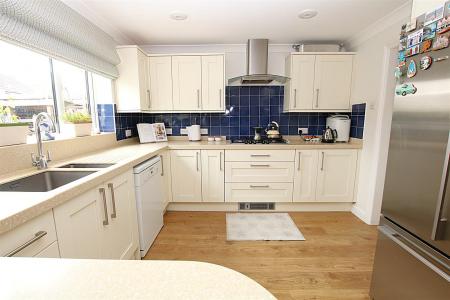 4 bedroom Detached house for sale in Pioneer Close, Wootton