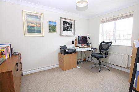 4 bedroom Detached house for sale in Pioneer Close, Wootton