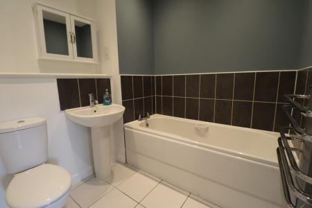 2 bedroom Flat to let in Alpha House, Town Centre