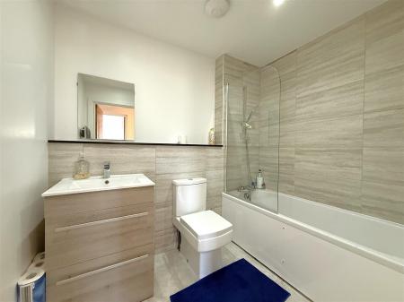 2 bedroom Apartment for sale in Crescent House, Woodside Park, Rugby