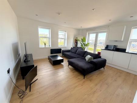 2 bedroom Apartment for sale in Crescent House, Woodside Park, Rugby