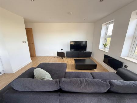 2 bedroom Apartment for sale in Crescent House, Woodside Park, Rugby