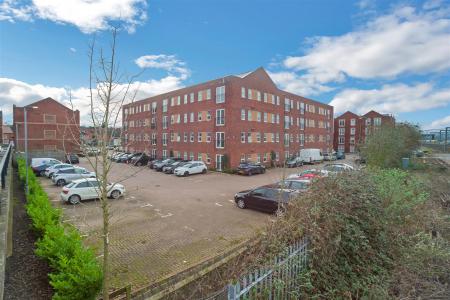 2 bedroom Apartment for sale in Crescent House, Woodside Park, Rugby