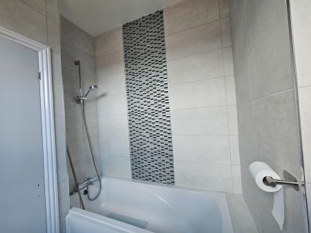 2 bedroom Flat to let in Abington Avenue, Abington, Northampton, NN1