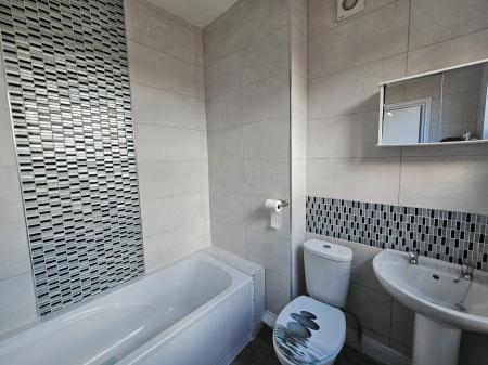 2 bedroom Flat to let in Abington Avenue, Abington, Northampton, NN1