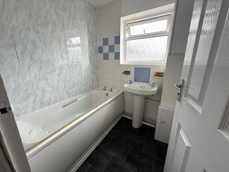 2 bedroom Flat to let in Montague Crescent, Ryehill, Northampton, NN5