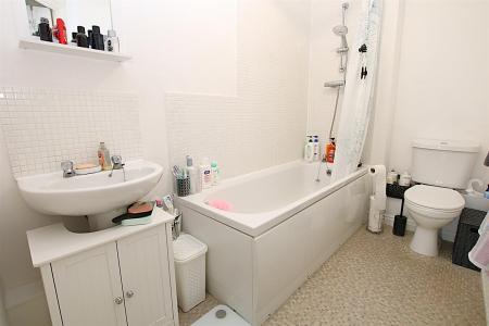 2 bedroom Flat for sale in Turners Gardens, Wootton