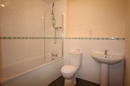 2 bedroom Flat to let in Main Road, Far Cotton, Northampton, NN4