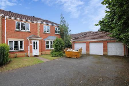 2 bedroom Terraced House for sale in Cross Waters Close, Wootton
