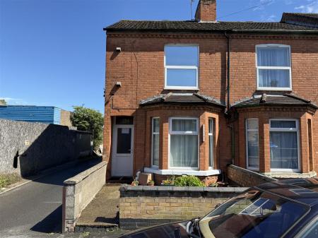 3 bedroom End of terrace house for sale in Bath Street, Rugby
