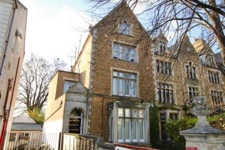 1 bedroom Studio flat to let in Leicester Parade, Barrack Road, Northampton, NN2
