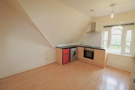 1 bedroom Studio flat to let in Leicester Parade, Barrack Road, Northampton, NN2