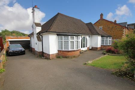 3 bedroom Detached bungalow for sale in High Street, Earls Barton