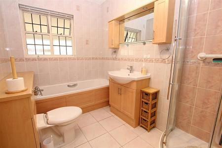 3 bedroom Detached bungalow for sale in High Street, Earls Barton
