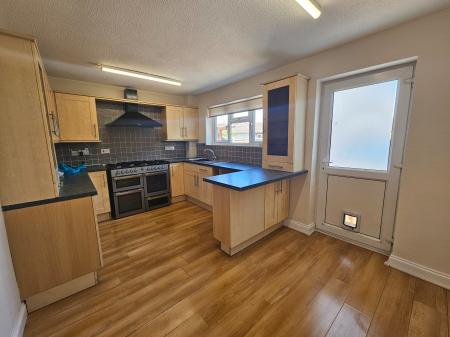 3 bedroom Semi-detached house to let in Jubilee Close, Abington, Northampton, NN4