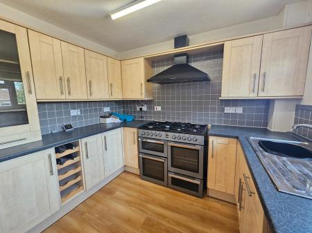 3 bedroom Semi-detached house to let in Jubilee Close, Abington, Northampton, NN4