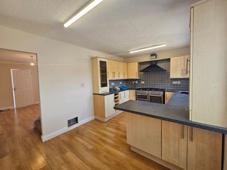 3 bedroom Semi-detached house to let in Jubilee Close, Abington, Northampton, NN4