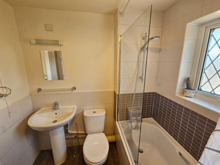 3 bedroom Semi-detached house to let in Jubilee Close, Abington, Northampton, NN4