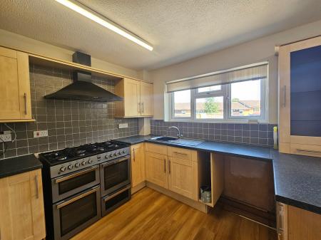 3 bedroom Semi-detached house to let in Jubilee Close, Abington, Northampton, NN4