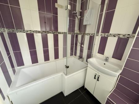 2 bedroom Flat to let in Greatmeadow, Blackthorn, Northampton, NN3