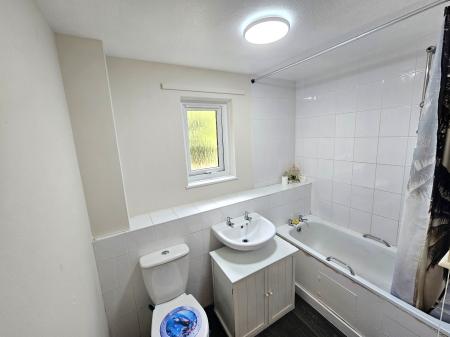 2 bedroom Flat to let in Crickley Crescent, Briar Hill, Northampton, NN4