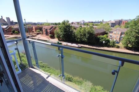 2 bedroom Flat to let in Lion Court, Southbridge, Northampton, NN4