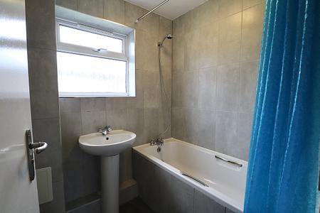 2 bedroom Flat to let in Montague Crescent, Ryehill, Northampton, NN5