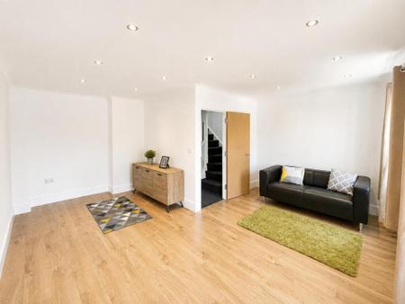 4 bedroom Town house to let in Johnson Court, Southbridge, Northampton, NN4